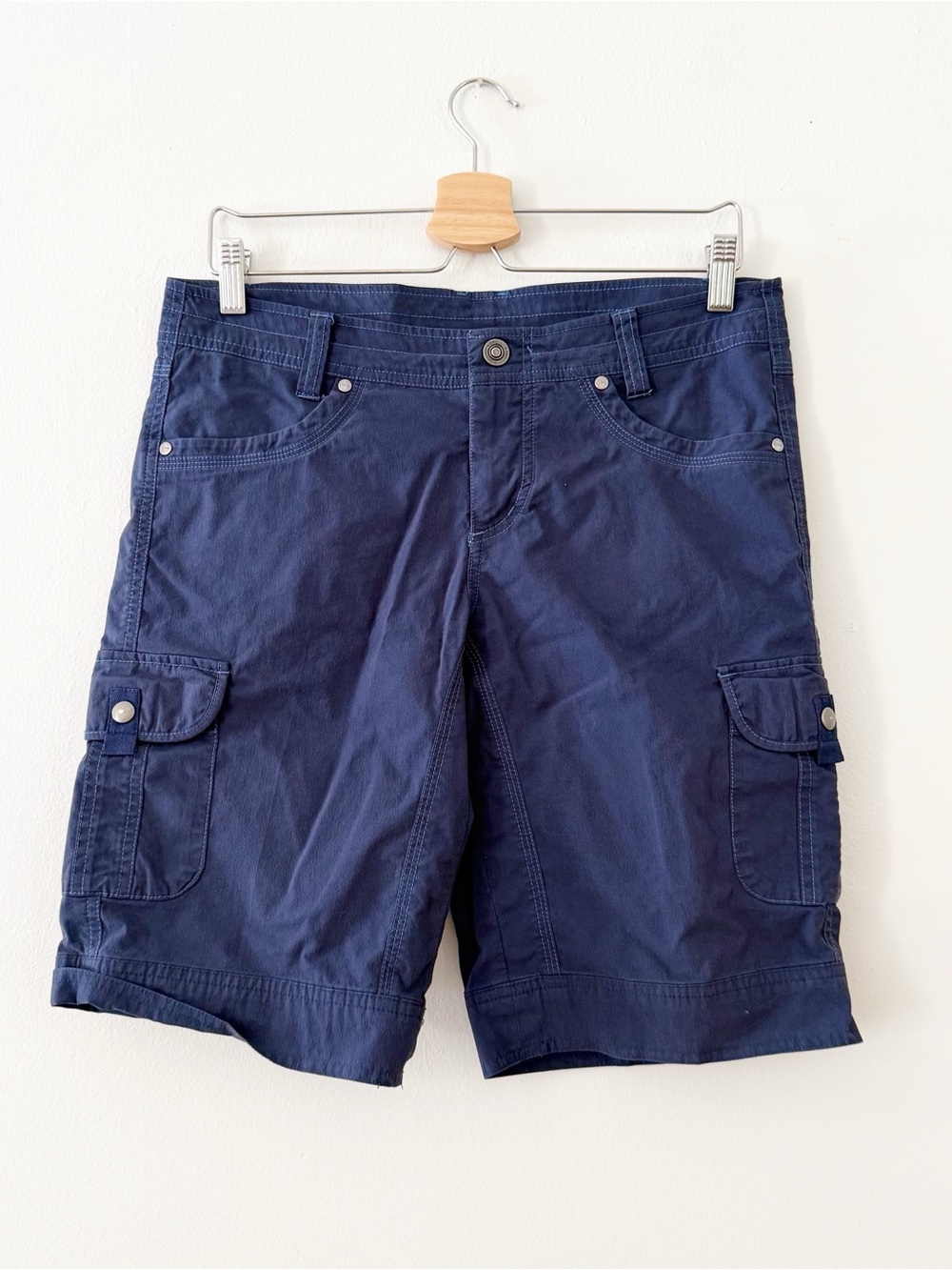 Kuhl Women’s cargo hiking Shorts dark blue  Size 8. In good condition.

•Length: